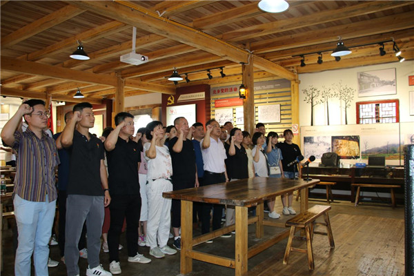 市古鎮(zhèn)投資公司黨總支、民進(jìn)景德鎮(zhèn)市文化支部聯(lián)合開展黨史學(xué)習(xí)教育“紅色走讀”實(shí)踐活動(dòng)