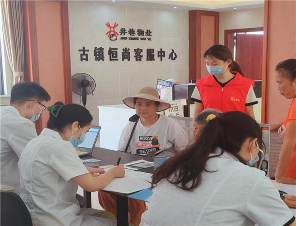 免費體檢進小區(qū)，熱心服務暖人心