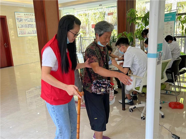 免費體檢進小區(qū)，熱心服務暖人心