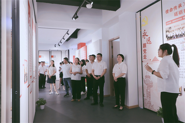 市古鎮(zhèn)投資公司黨委開展“黨建引領(lǐng)新征程，古鎮(zhèn)同心再出發(fā)”活動